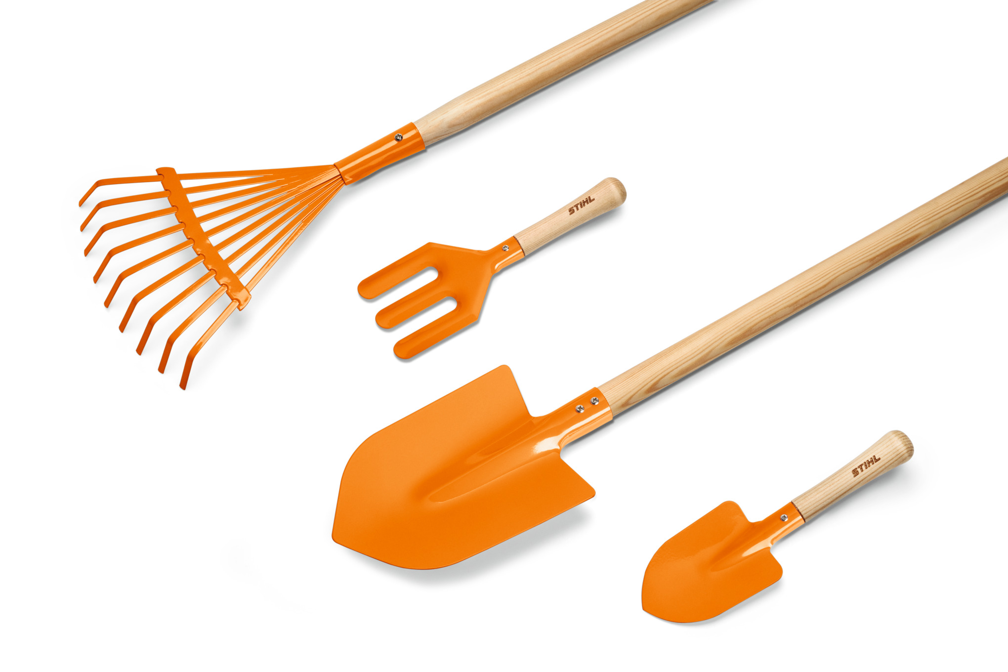 STIHL Kinder-Gartenwerkzeugset mit Schaufeln und Rechen auf weißem Hintergrund