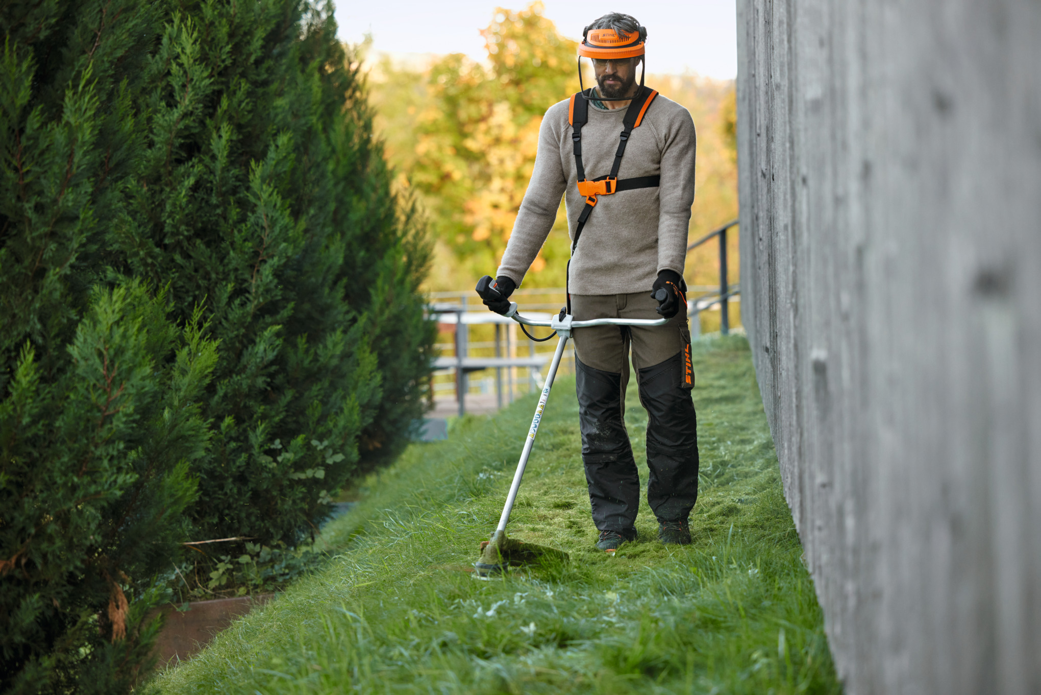 Mann verwendet STIHL FSA 120 Akku-Motorsense im Garten