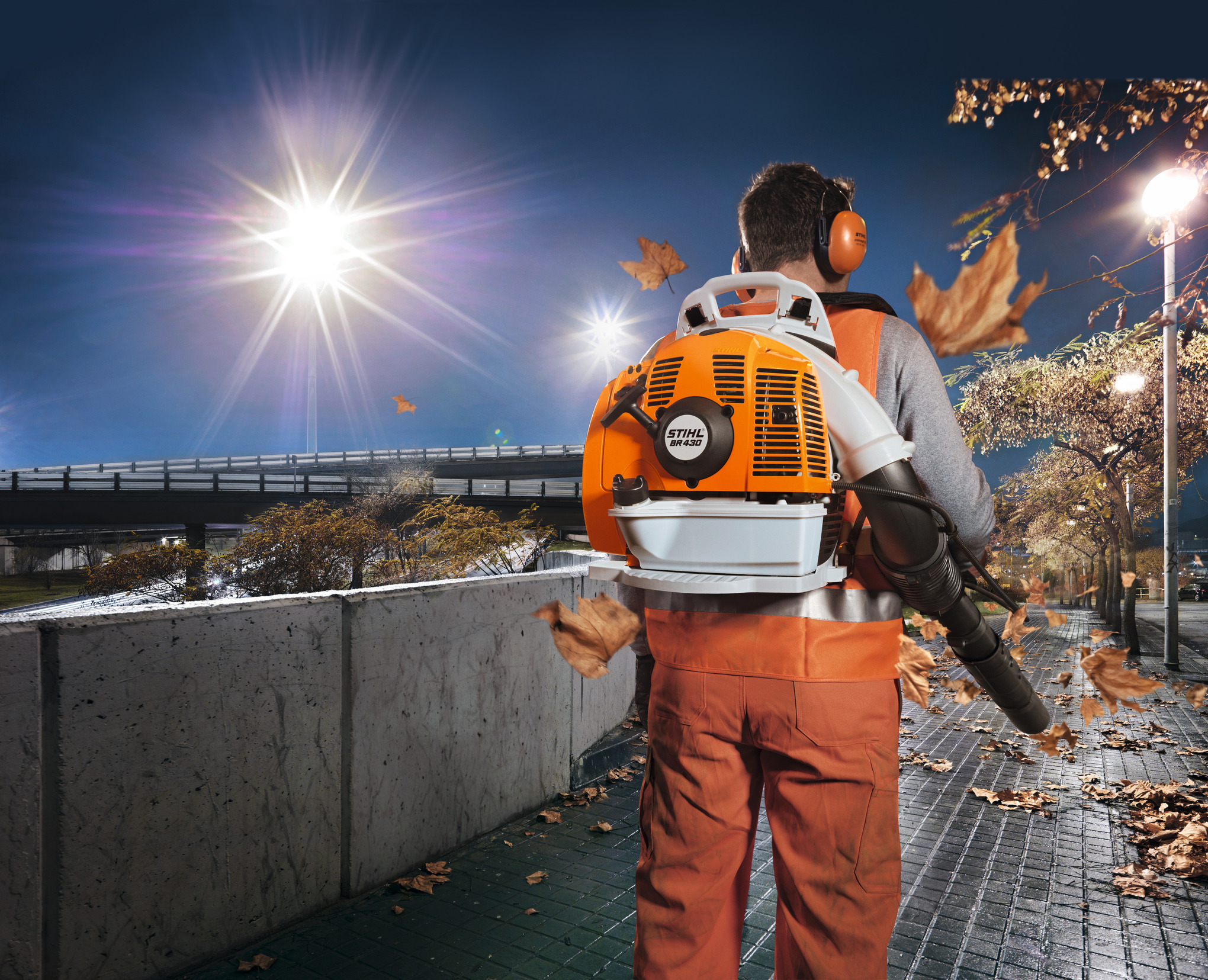 Professioneller Einsatz eines STIHL BR 430 Laubbläsers auf einem städtischen Weg