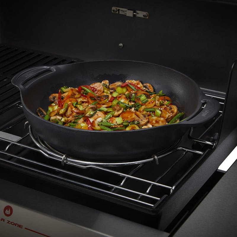 Weber CRAFTED Wok auf einem Grill mit Gemüse und Fleisch beim Kochen