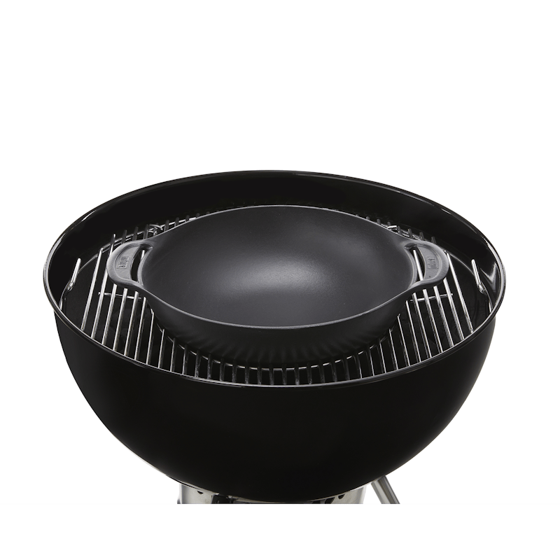 Weber CRAFTED Wok auf einem schwarzen Grill für vielseitiges Kochen im Freien