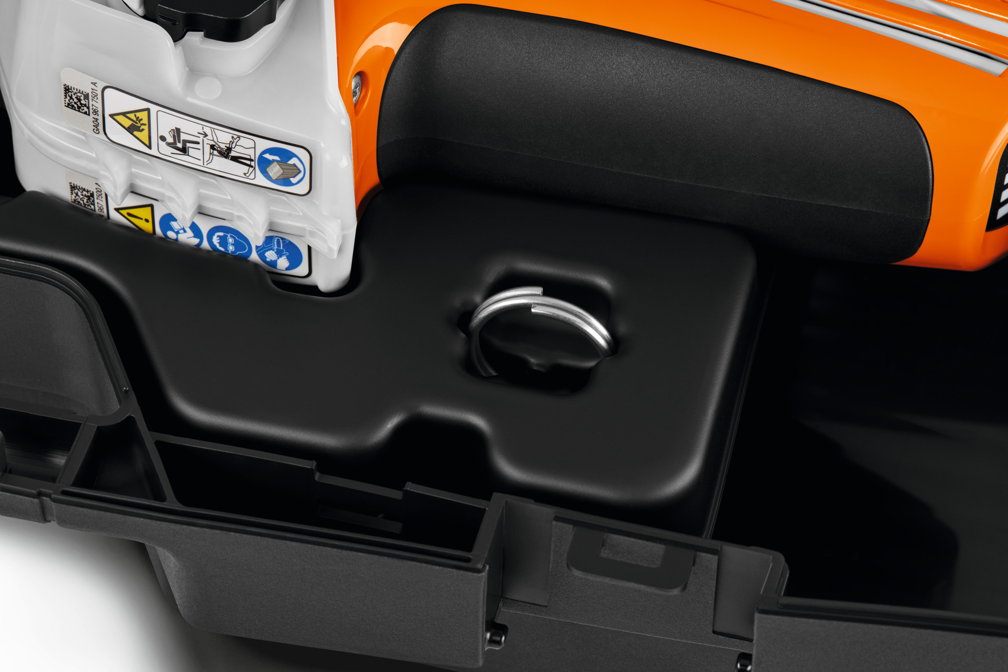 Detailansicht der STIHL GTA 40 Motorsäge mit Sicherheitshinweisen und orangefarbenem Griff