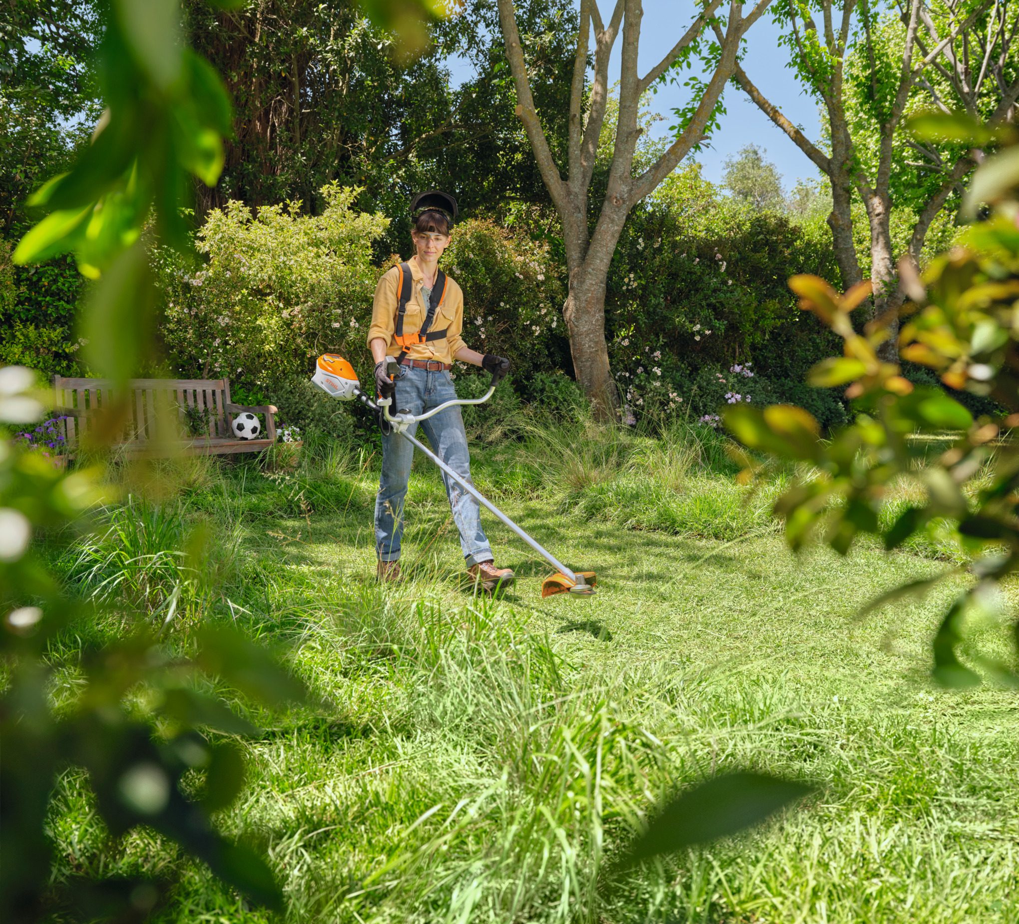 Person verwendet Stihl FSA 80 Motorsense im grünen Garten