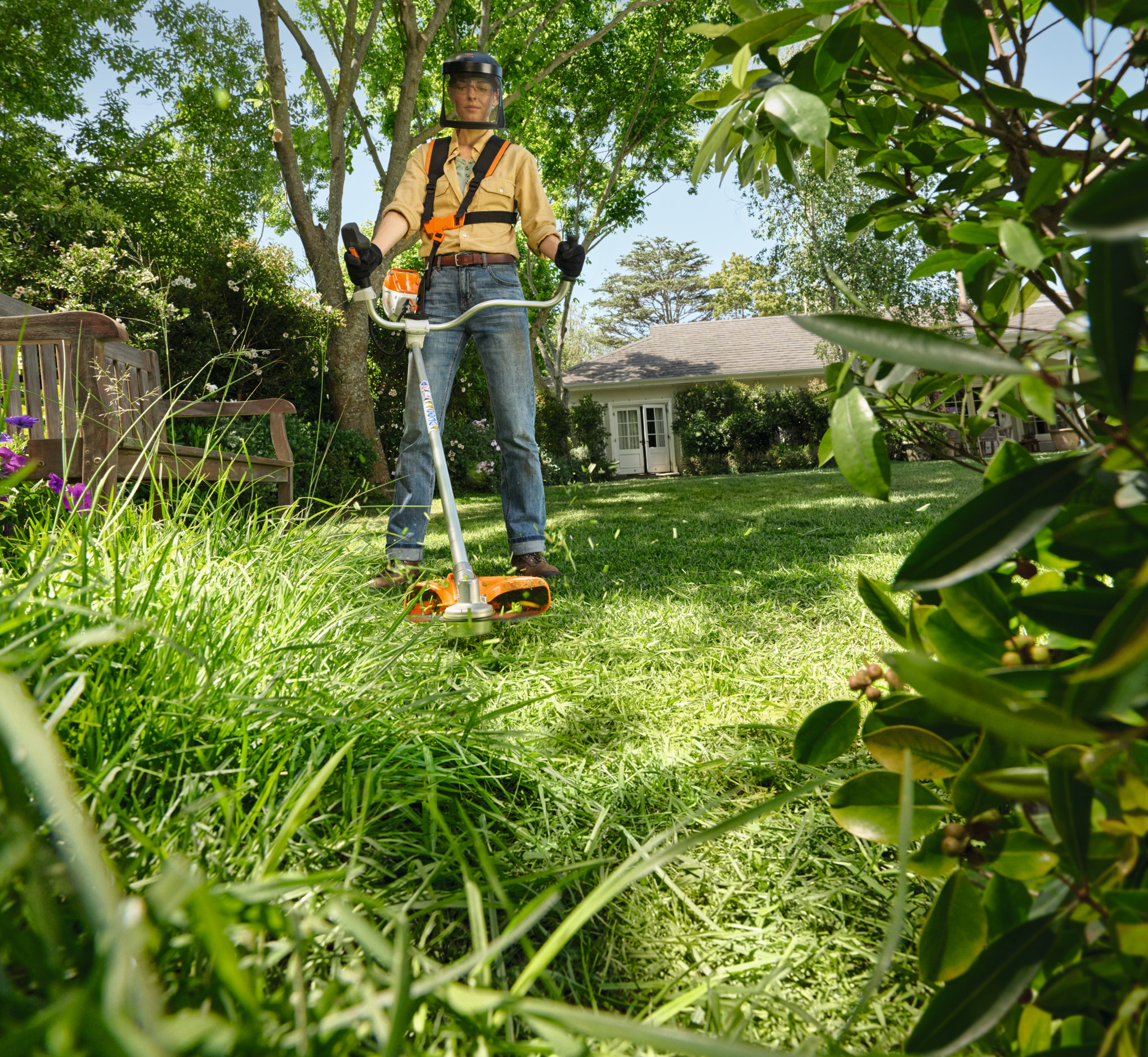 Person verwendet Stihl FSA 80 Motorsense in einem grünen Garten