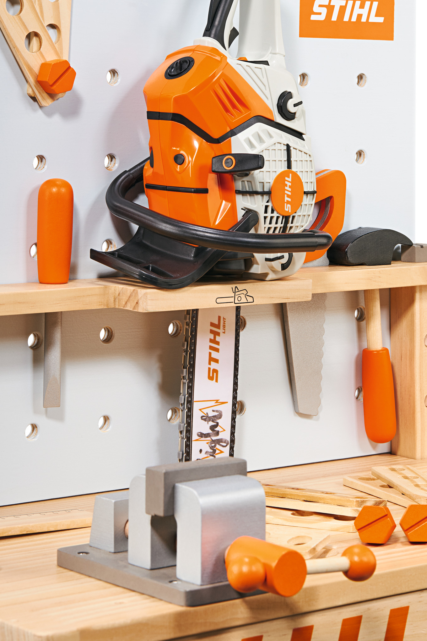 STIHL Kinderwerkbank aus Holz mit Spielzeug-Motorsäge und weiteren Werkzeugen