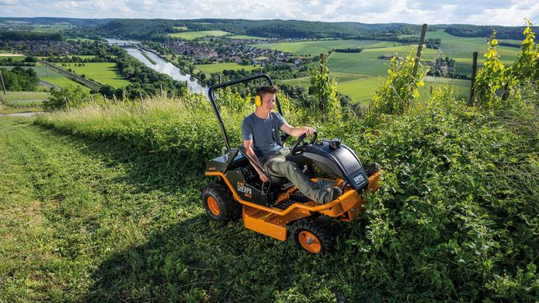 Mann bedient AS 940 Sherpa 4WD XL Loncin Aufsitzmäher auf steilem Hang