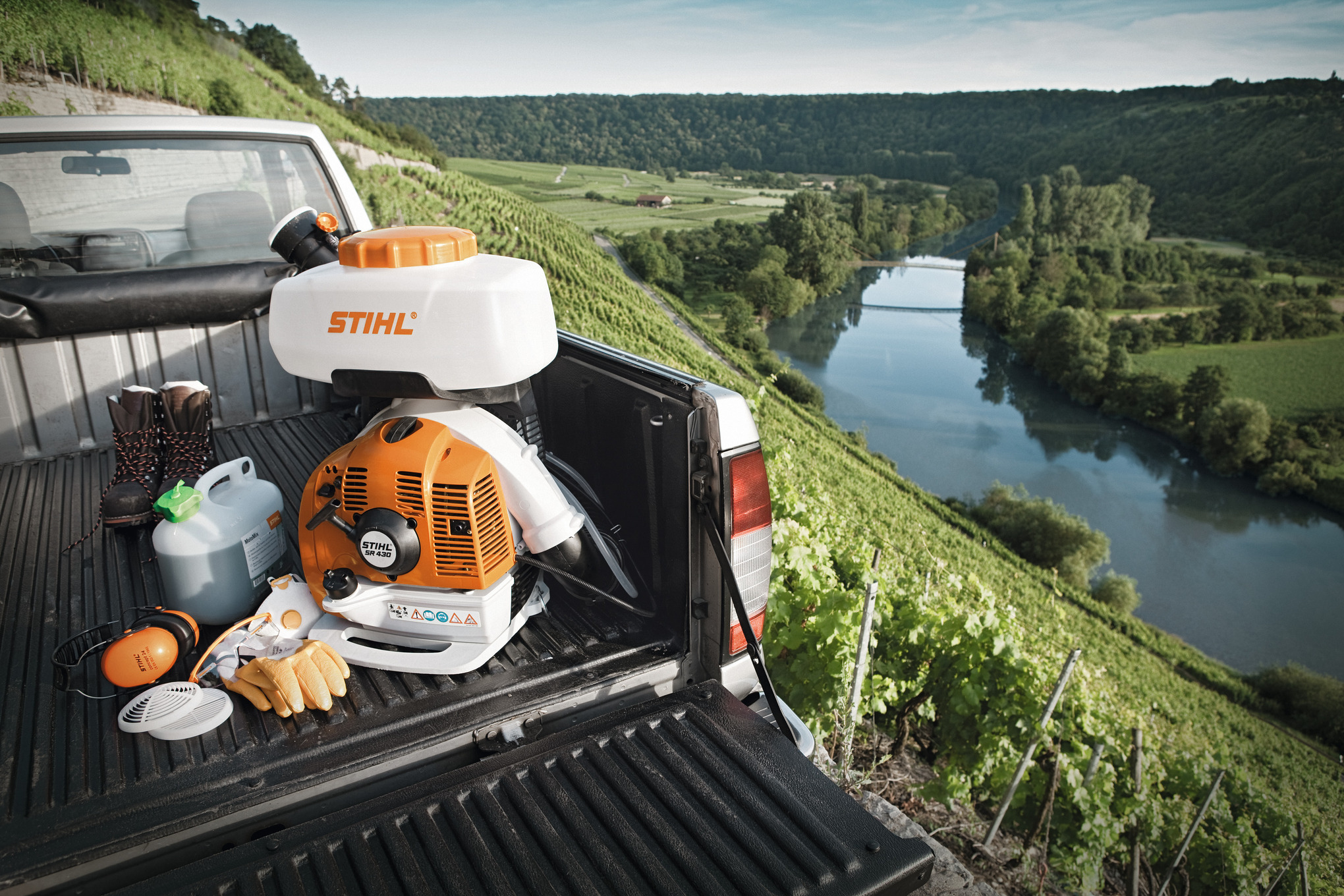 STIHL SR 430 Sprühgerät auf Pick-up in Weinlandschaft