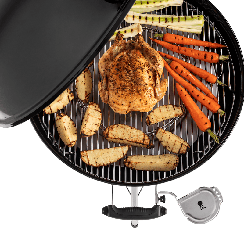 Weber Grill mit Hähnchen und Gemüse, iGrill Thermometer in Halterung