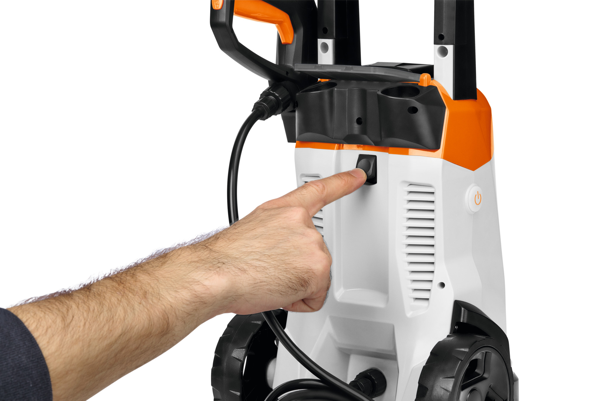 Männliche Hand bedient Knopf an einem STIHL Spielzeug-Hochdruckreiniger in Weiß und Orange