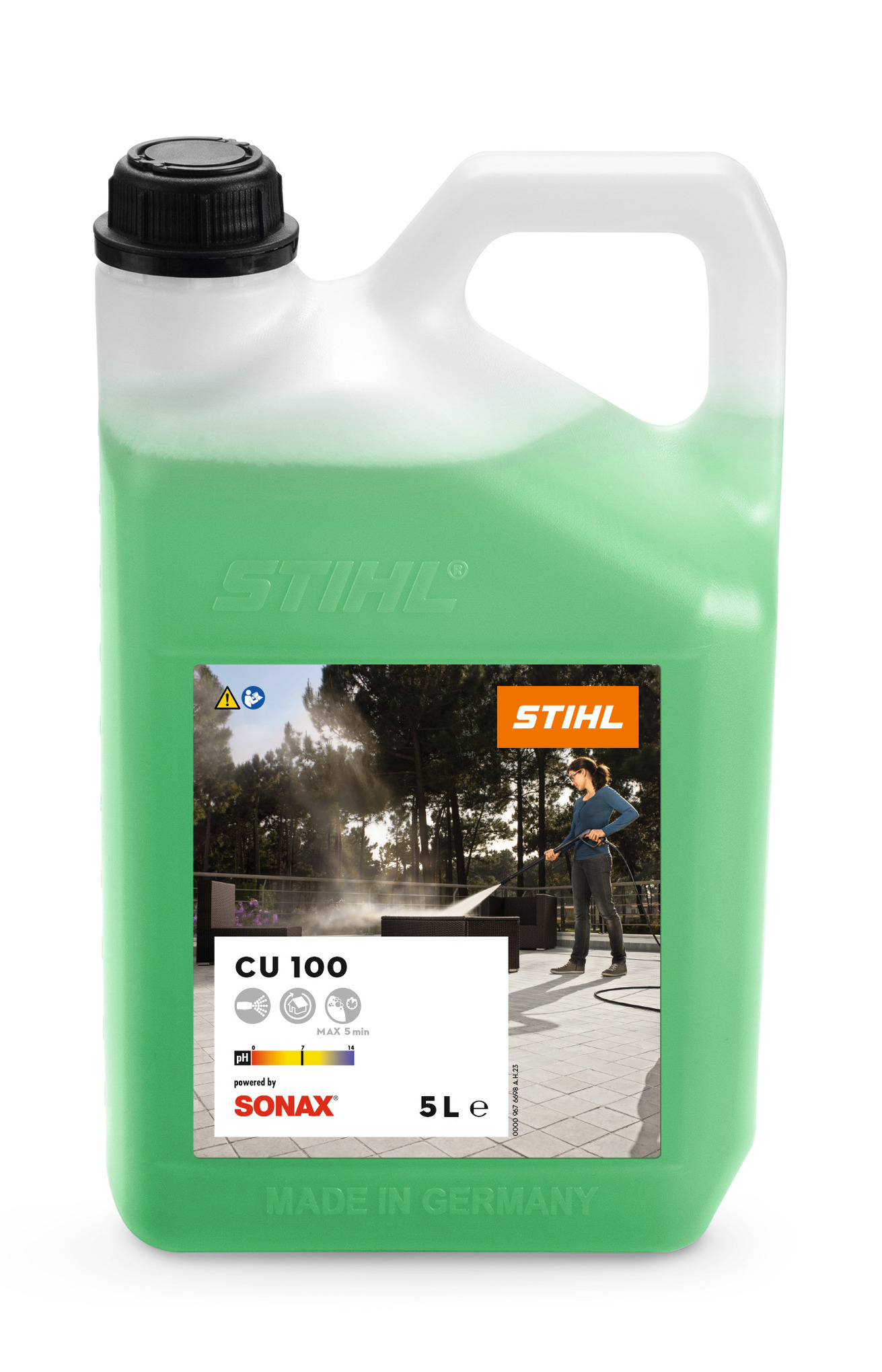STIHL CU 100 1 l Universalreiniger in grüner Flasche mit Bild einer reinigenden Person im Hintergrund