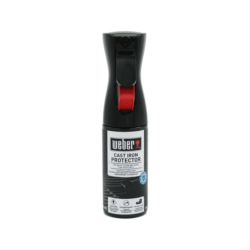 Weber Gusseisen-Schutzspray Flasche mit rotem Sprühkopf vor grünem Hintergrund