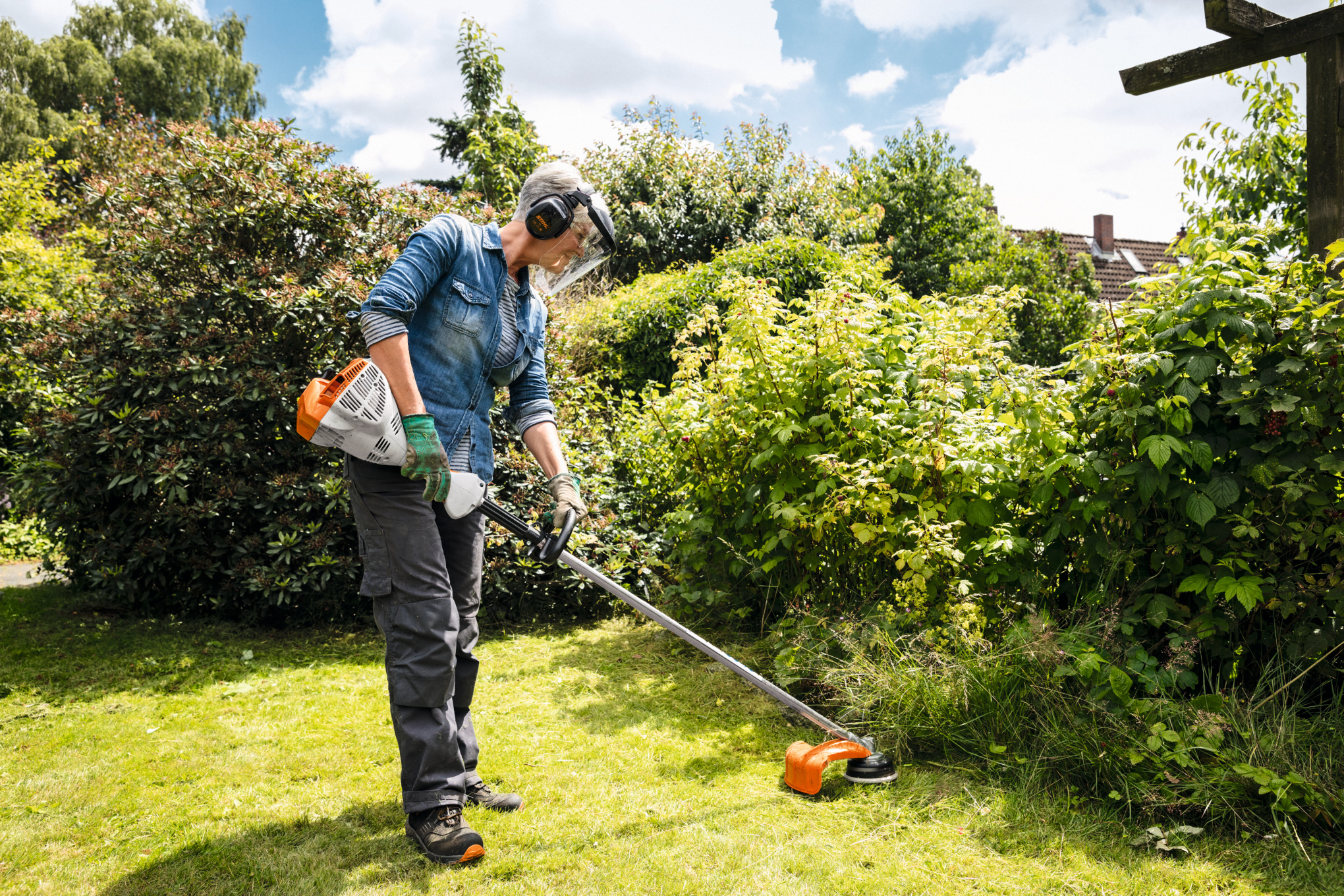 Mann benutzt STIHL FS 56 Motorsense im Garten