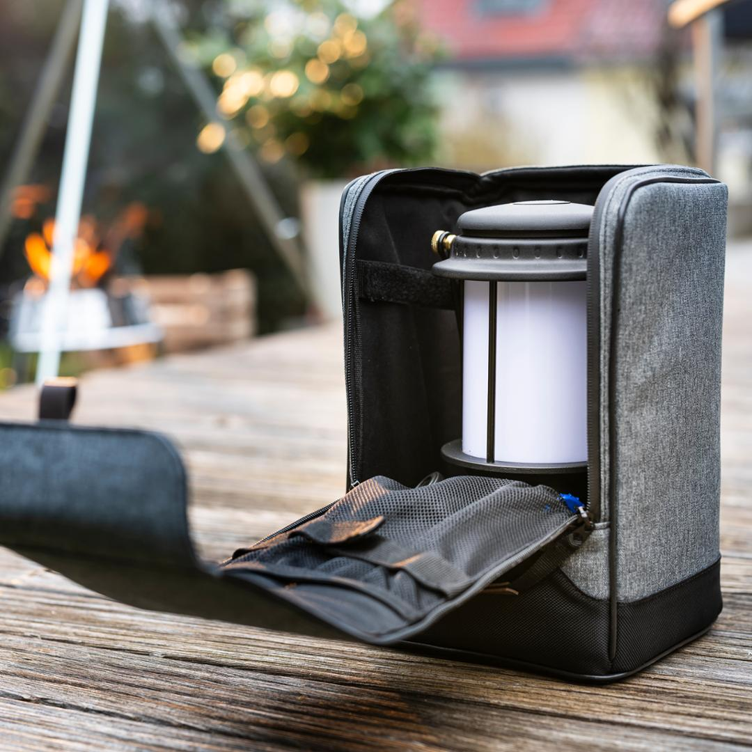 LM500 Transporttasche mit LED Laterne im Garten