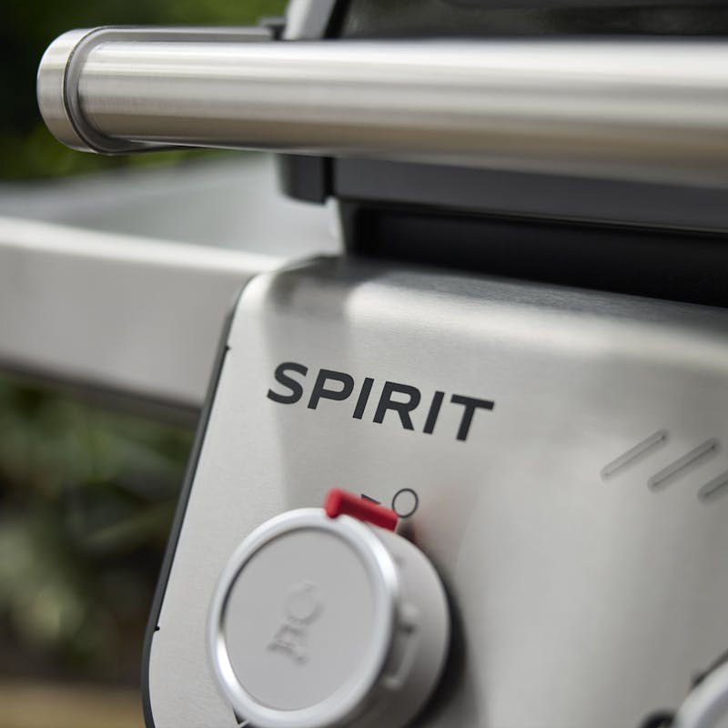 Nahaufnahme eines Weber SPIRIT E-310 Gasgrills mit Fokus auf Bedienelemente