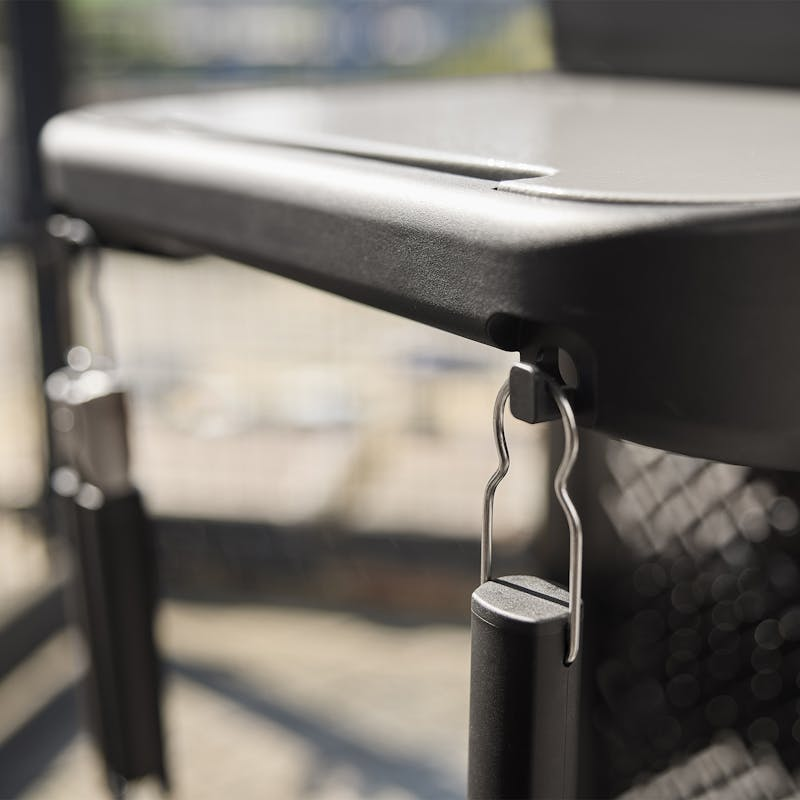 Detailansicht des Seitentisches und Werkzeughakens am Weber SPIRIT E-310 Gasgrill
