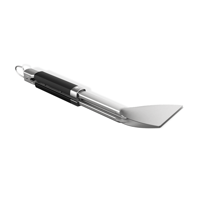 Weber flache Grillzange aus Edelstahl mit schwarzem rutschfestem Griff auf grünem Hintergrund