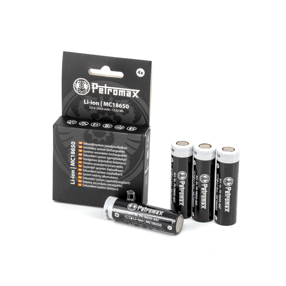 Petromax 18650 Akkus in Verpackung mit technischen Details sichtbar