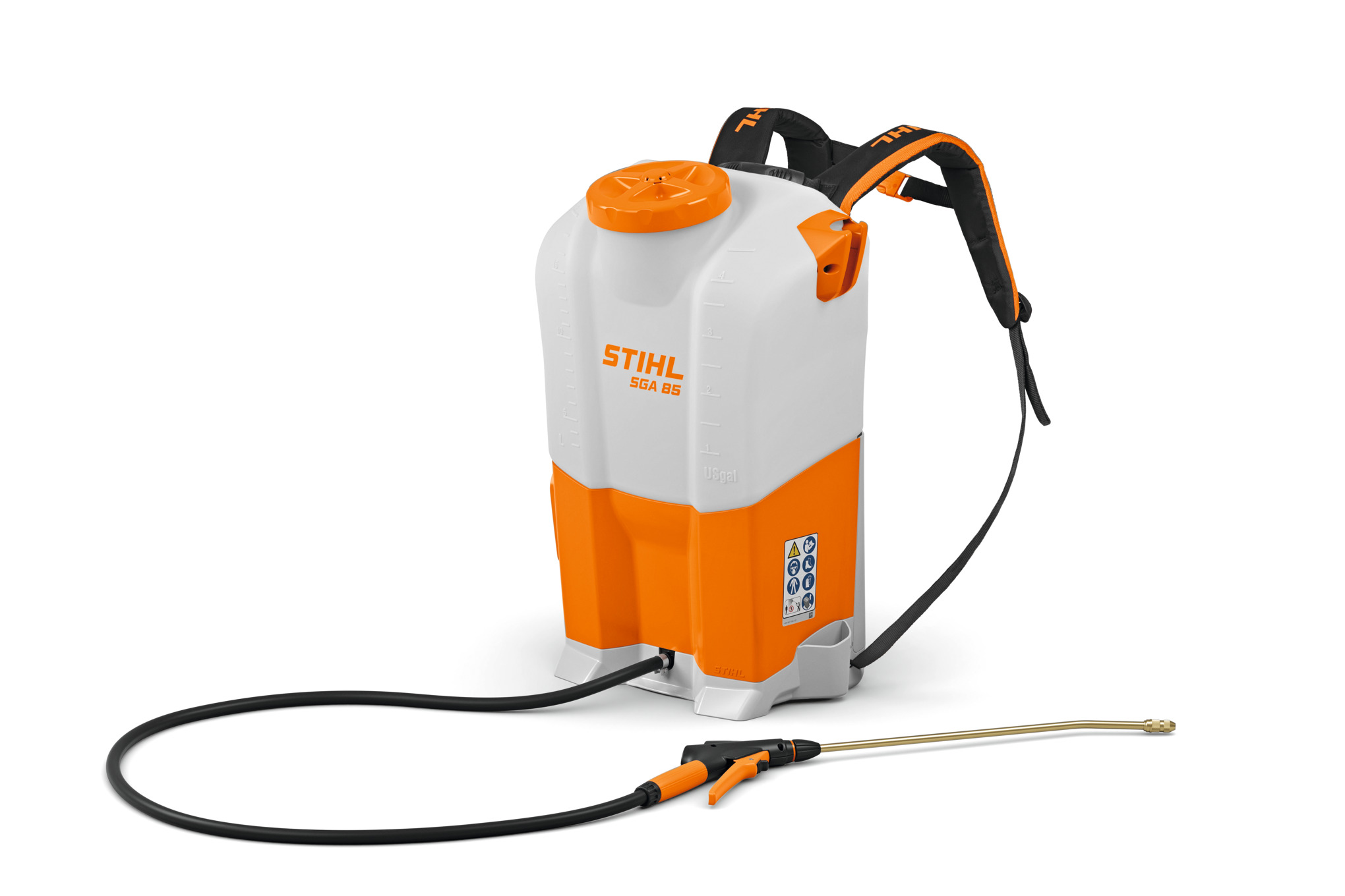 STIHL SGA 85 Akku-Spritzgerät auf weißem Hintergrund mit orangefarbenen Details und Messing-Lanze