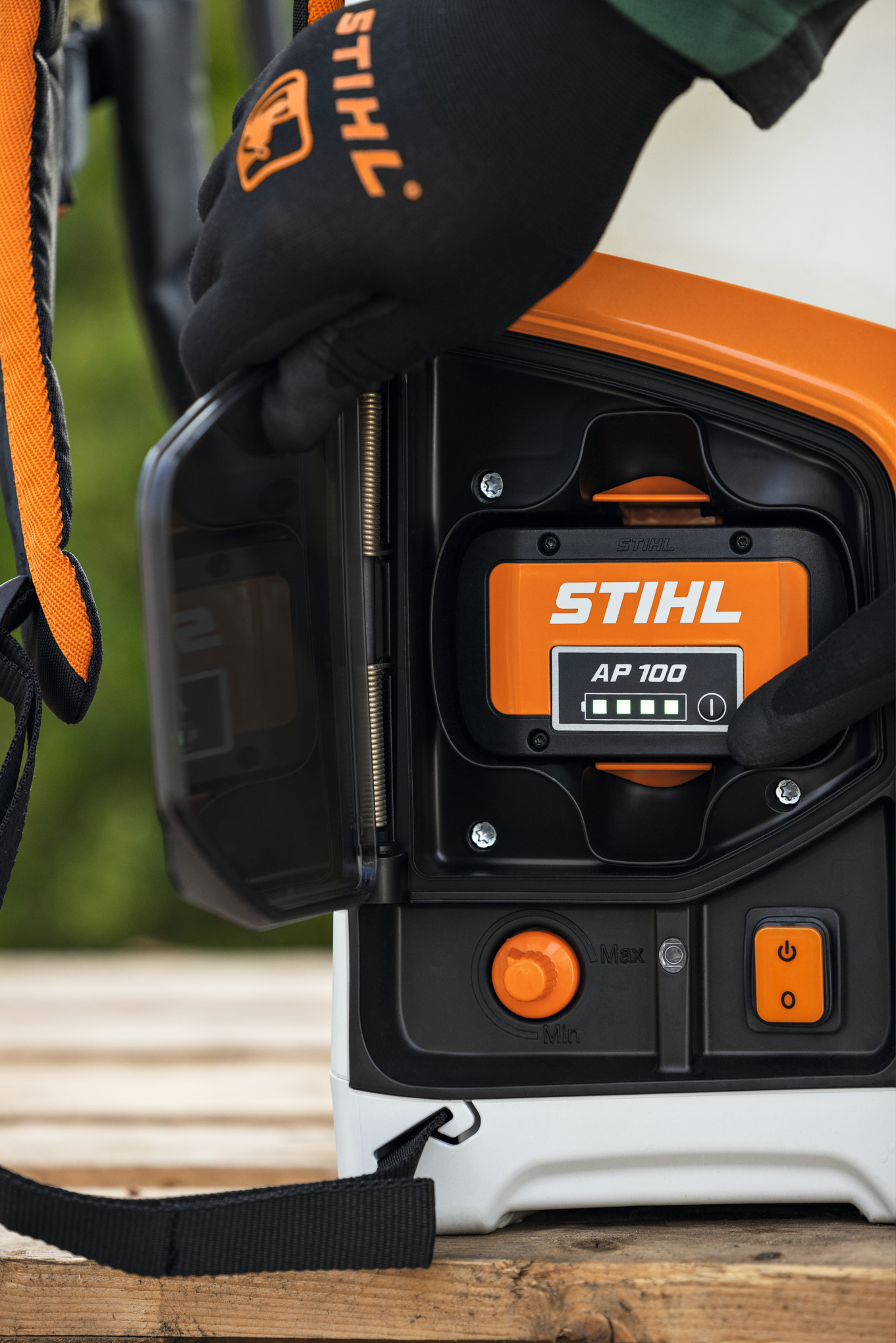 Hand in STIHL-Handschuh bedient Batterie des STIHL SGA 85 Akku-Spritzgeräts