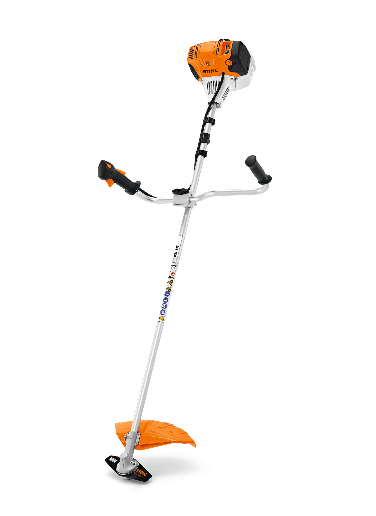 STIHL FS 111 Motorsense mit ergonomischem Griff und leistungsstarkem Motor auf weißem Hintergrund