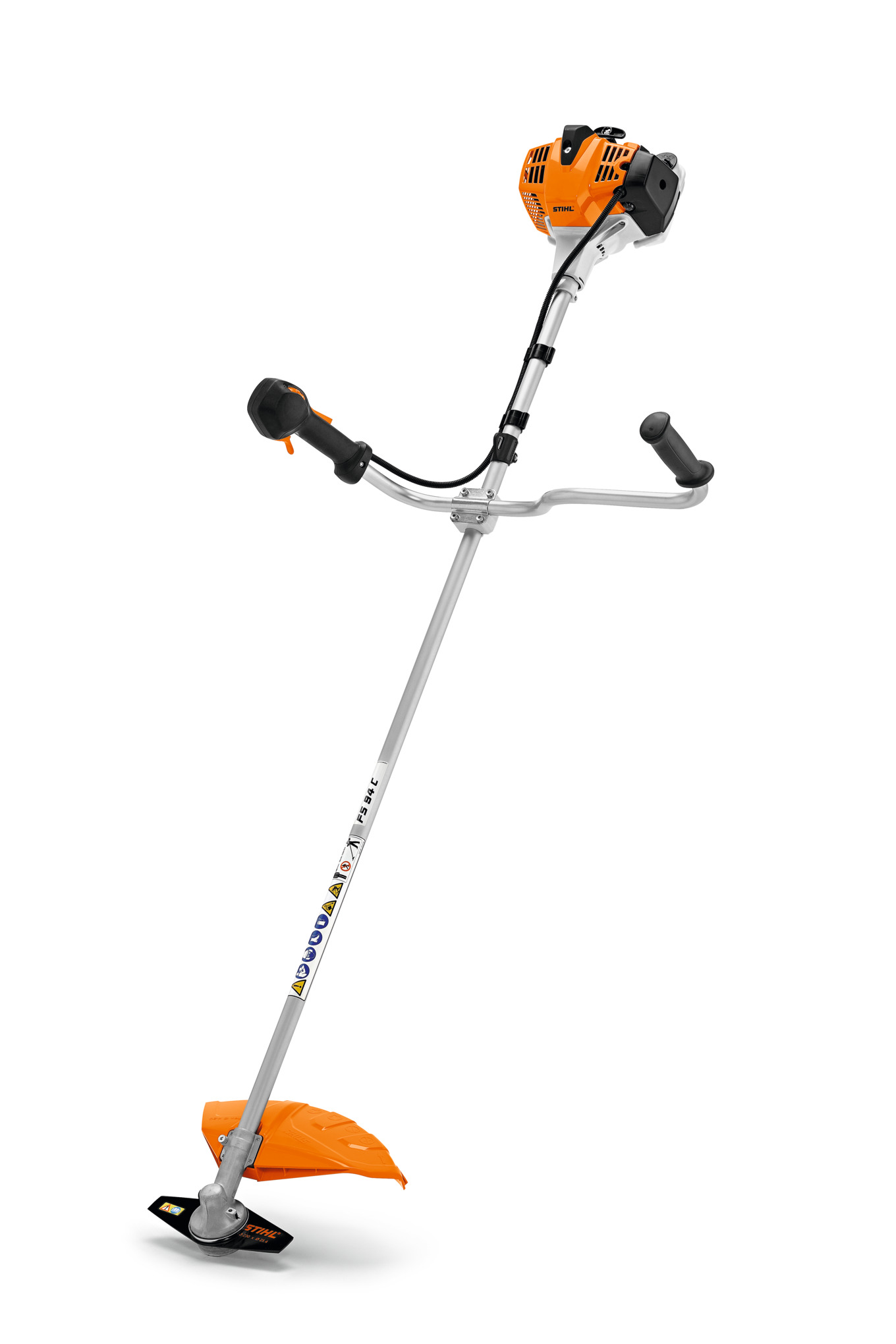 STIHL FS 94 C-E Motorsense mit Zweihandgriff und Grasschneideblatt auf weißem Hintergrund
