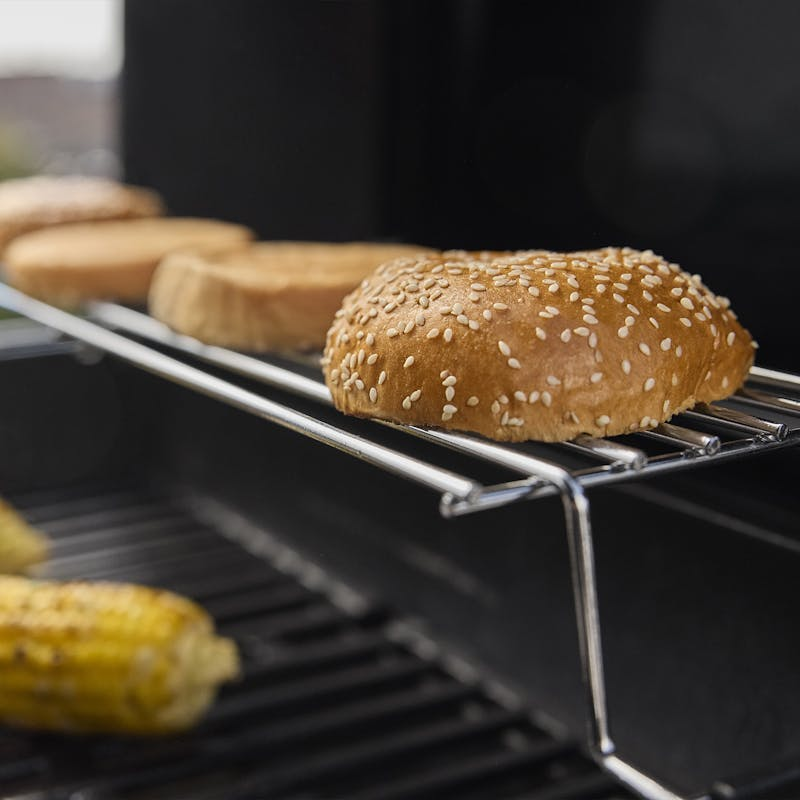Weber SPIRIT E-410 Gasgrill mit gegrillten Sesambrötchen und Maiskolben