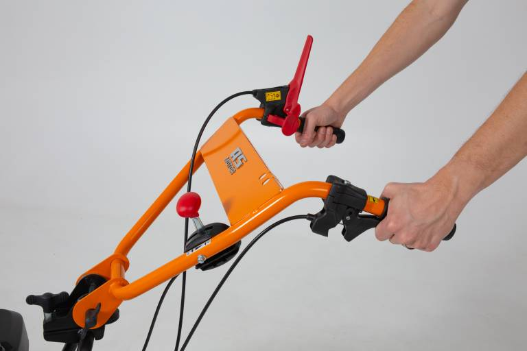 Nahaufnahme des Bedienfelds der AS 60 WeedHex mit Handgriffen und Steuerelementen