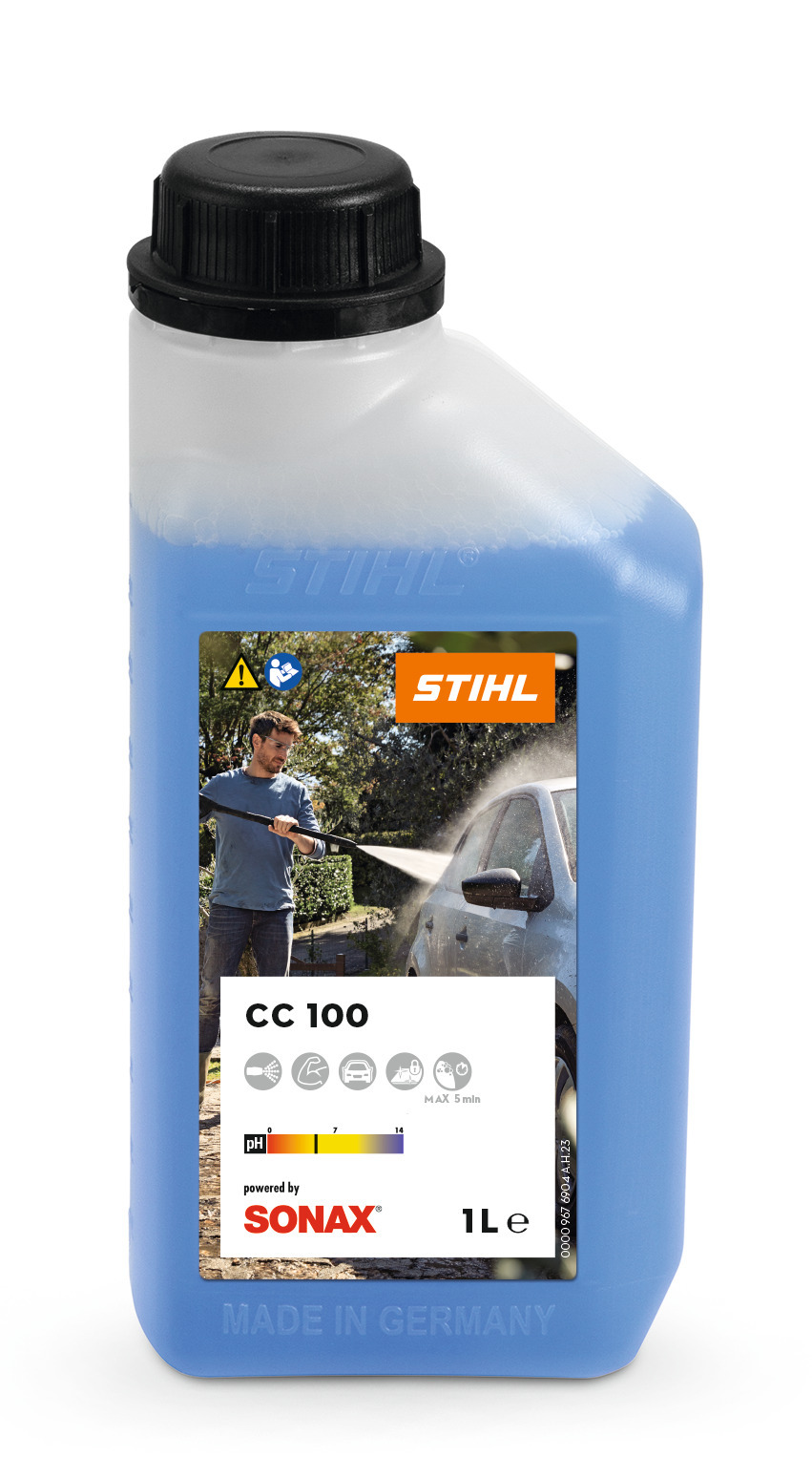 STIHL CC 100 Fahrzeugshampoo und Wachs in einer 1-Liter-Flasche mit Bild eines Mannes der ein Auto wäscht
