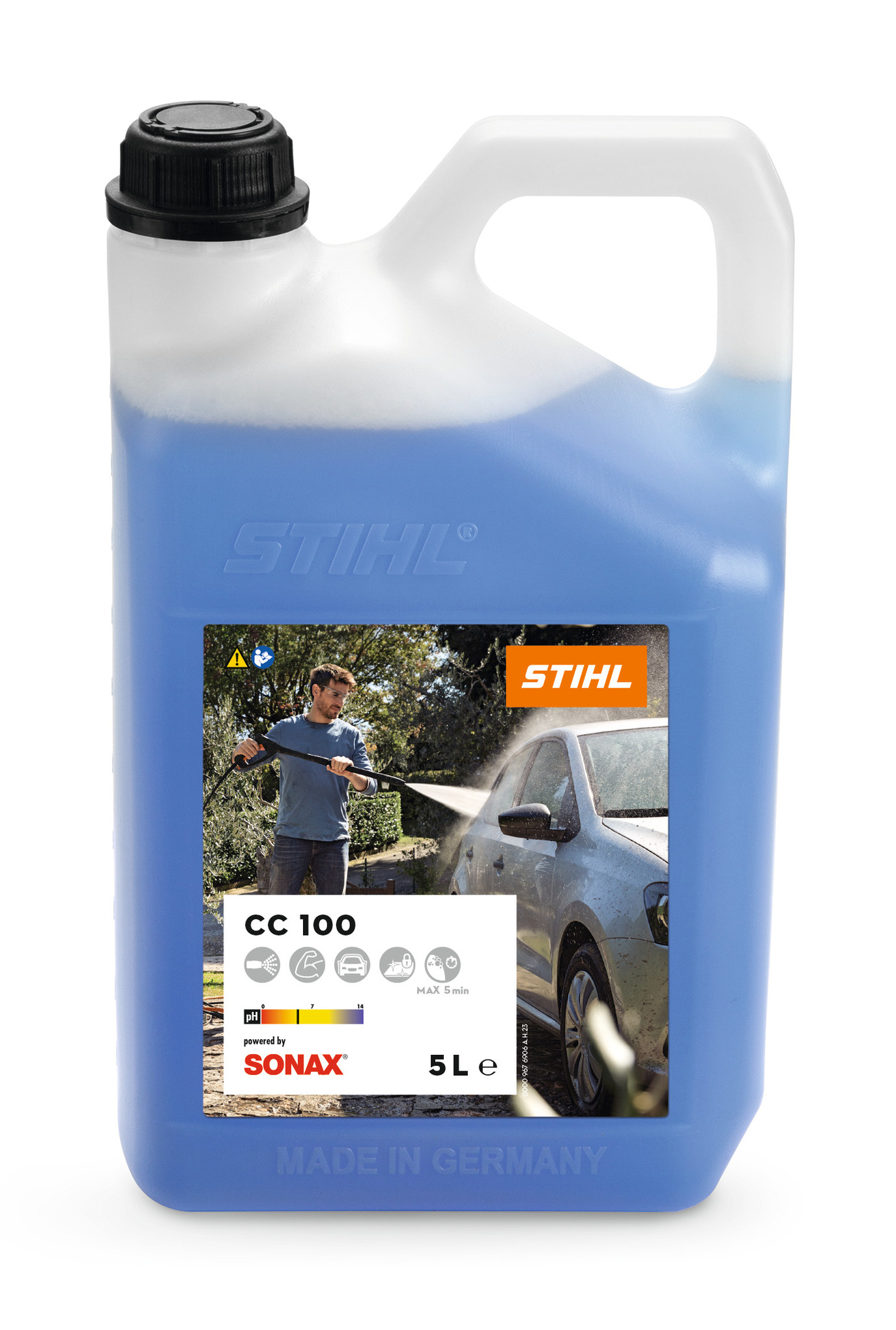 Blauer 5-Liter-Kanister STIHL CC 100 Fahrzeugshampoo und Wachs mit Bild eines Mannes der Auto wäscht