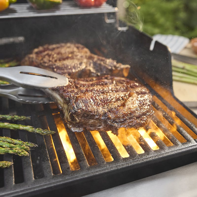 Steaks und Spargel auf Weber SPIRIT E-325 GBS Gasgrill mit sichtbaren Flammen