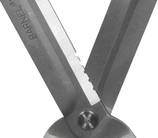 Nahaufnahme einer Handheckenschere mit Carbonstahl-Klingen und Aluminiumgriffen