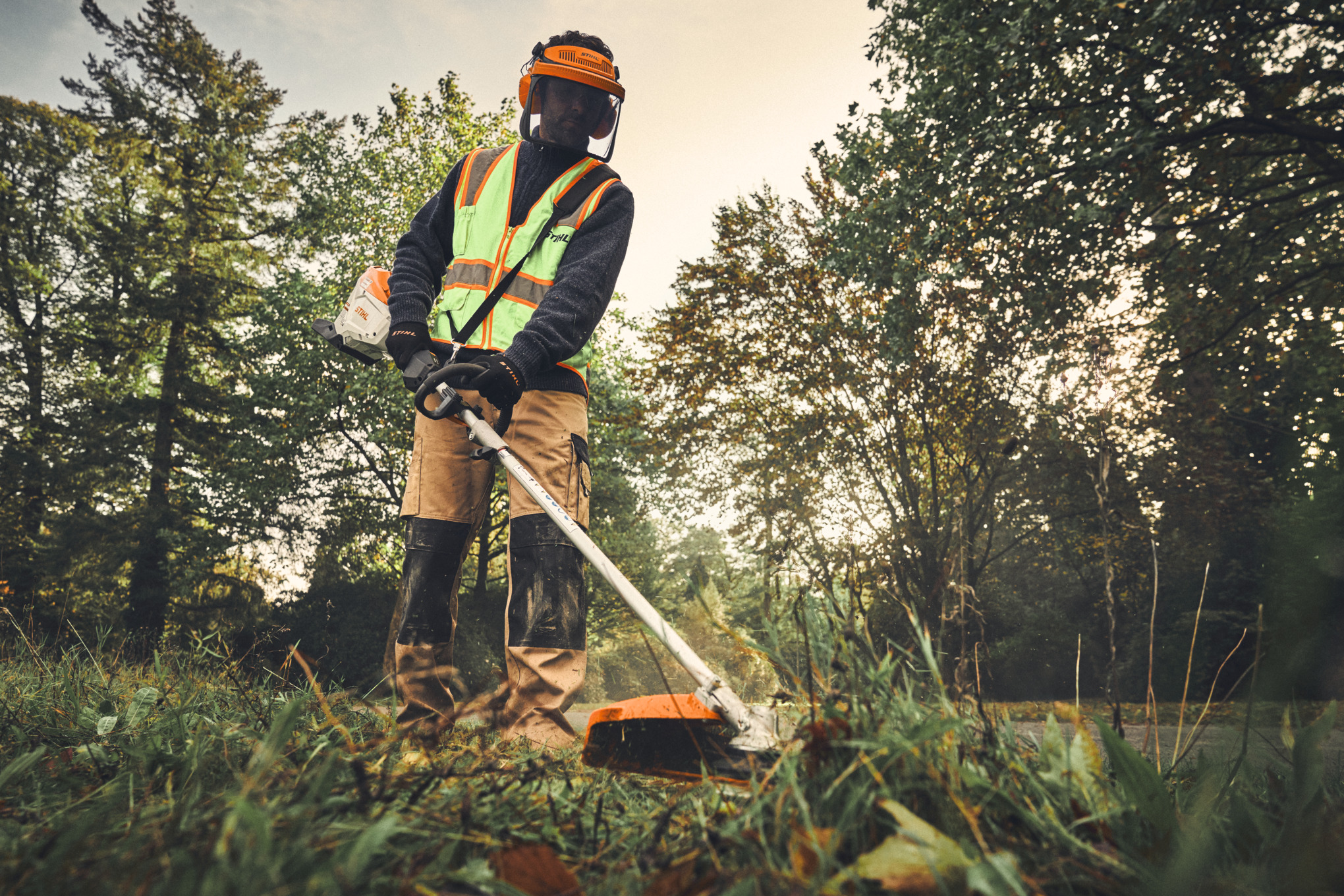 Professioneller Gärtner verwendet STIHL KMA 200 R in waldähnlicher Umgebung