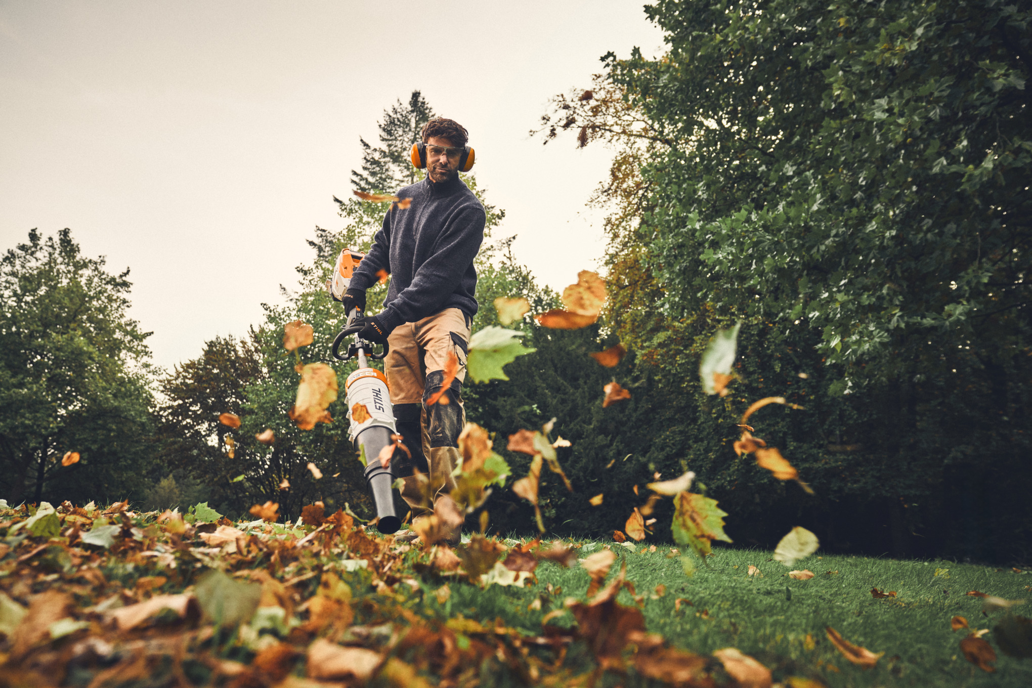 Professioneller Gärtner verwendet STIHL KMA 200 R in herbstlicher Umgebung