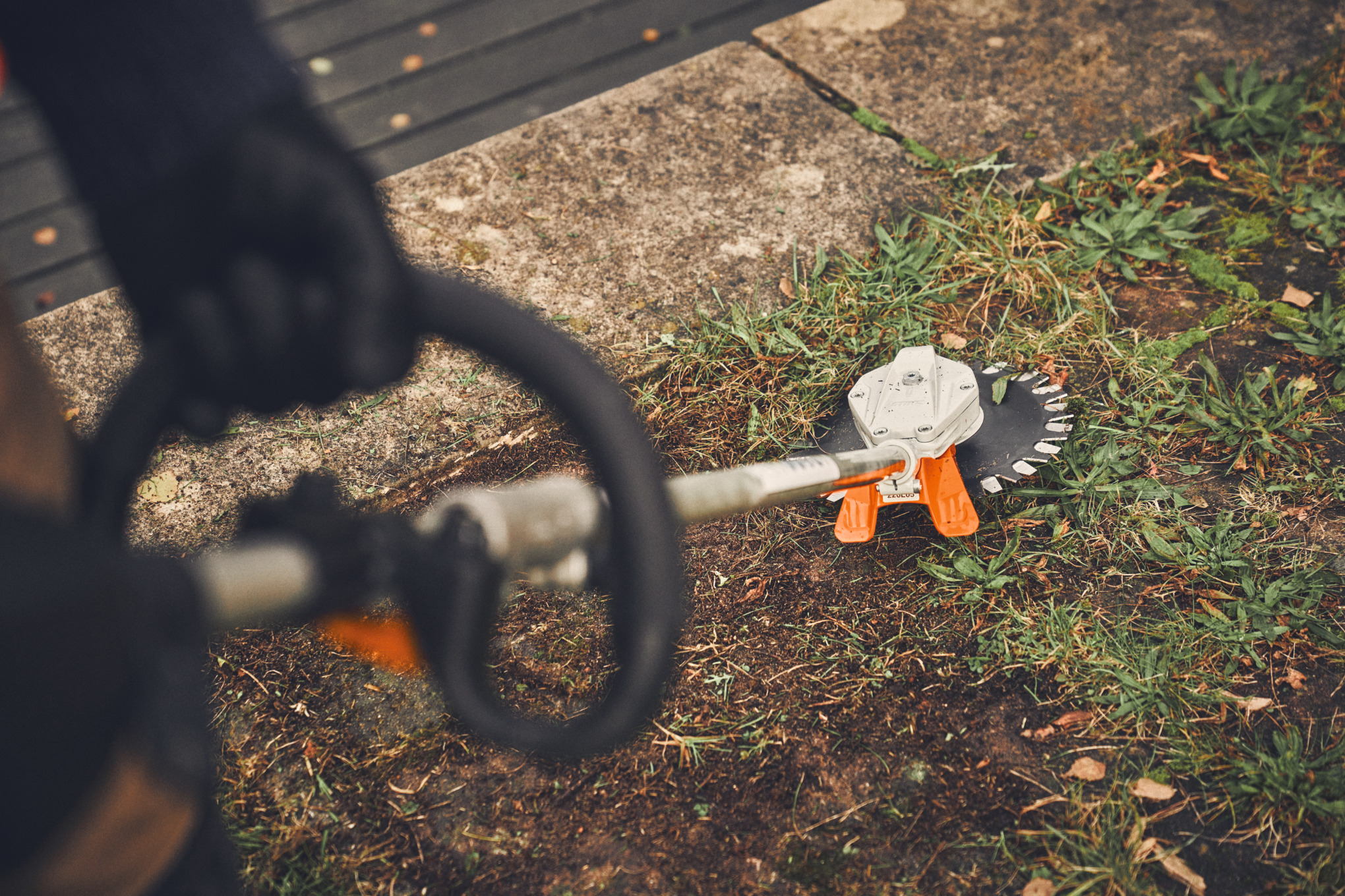 Professionelle Anwendung des STIHL KMA 200 R mit Kreissägeblatt in natürlicher Umgebung