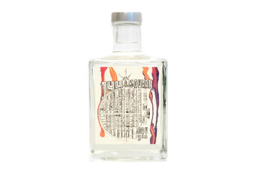 Flasche von Upstairs Mannheimer 144 Square Gin mit stilisierter Karte von Mannheim auf Etikett