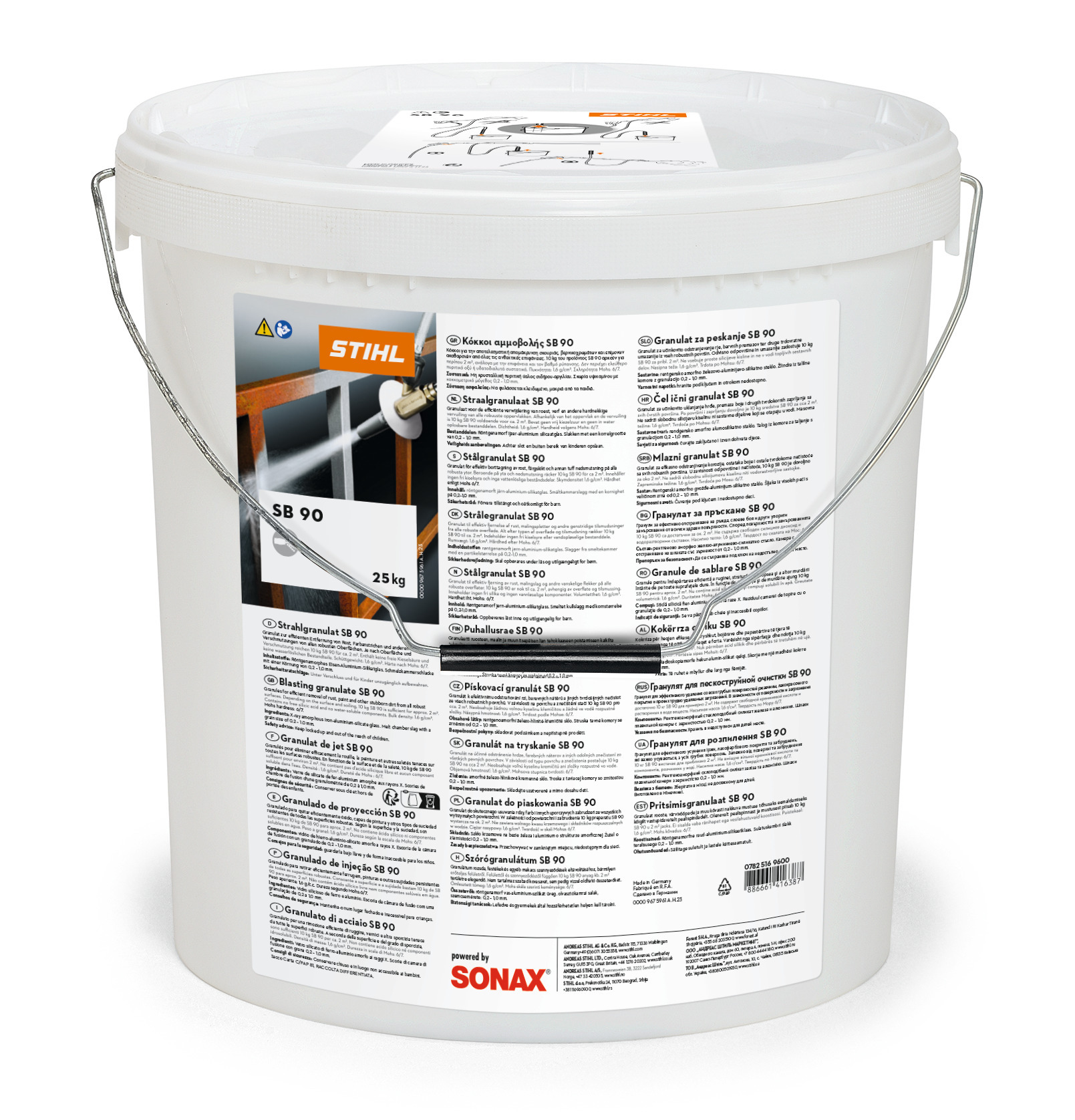 Weißer 25 kg Eimer von STIHL Strahlgranulat SB 90 mit mehrsprachigen Etiketten und Anwendungsbild