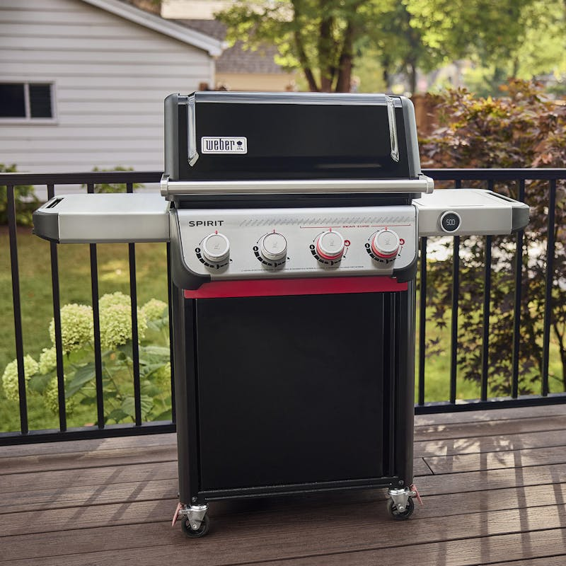 Weber SPIRIT EP-425 GBS Gasgrill auf Holzterrasse mit Gartenblick