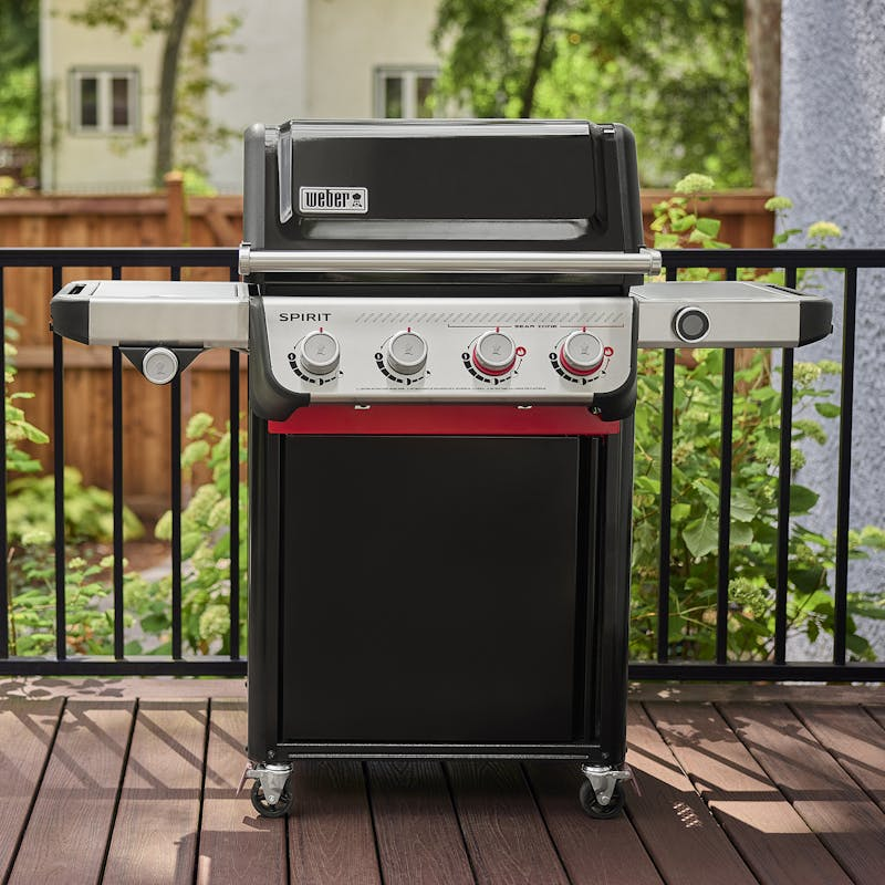 Weber SPIRIT EP-435 GBS Gasgrill auf Holzterrasse mit grüner Umgebung