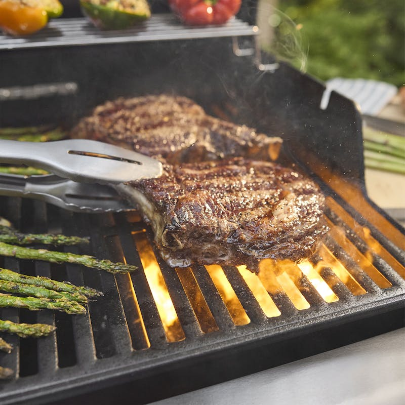 Weber SPIRIT EP-435 GBS Gasgrill in Aktion mit Steaks und Spargel auf den Rosten