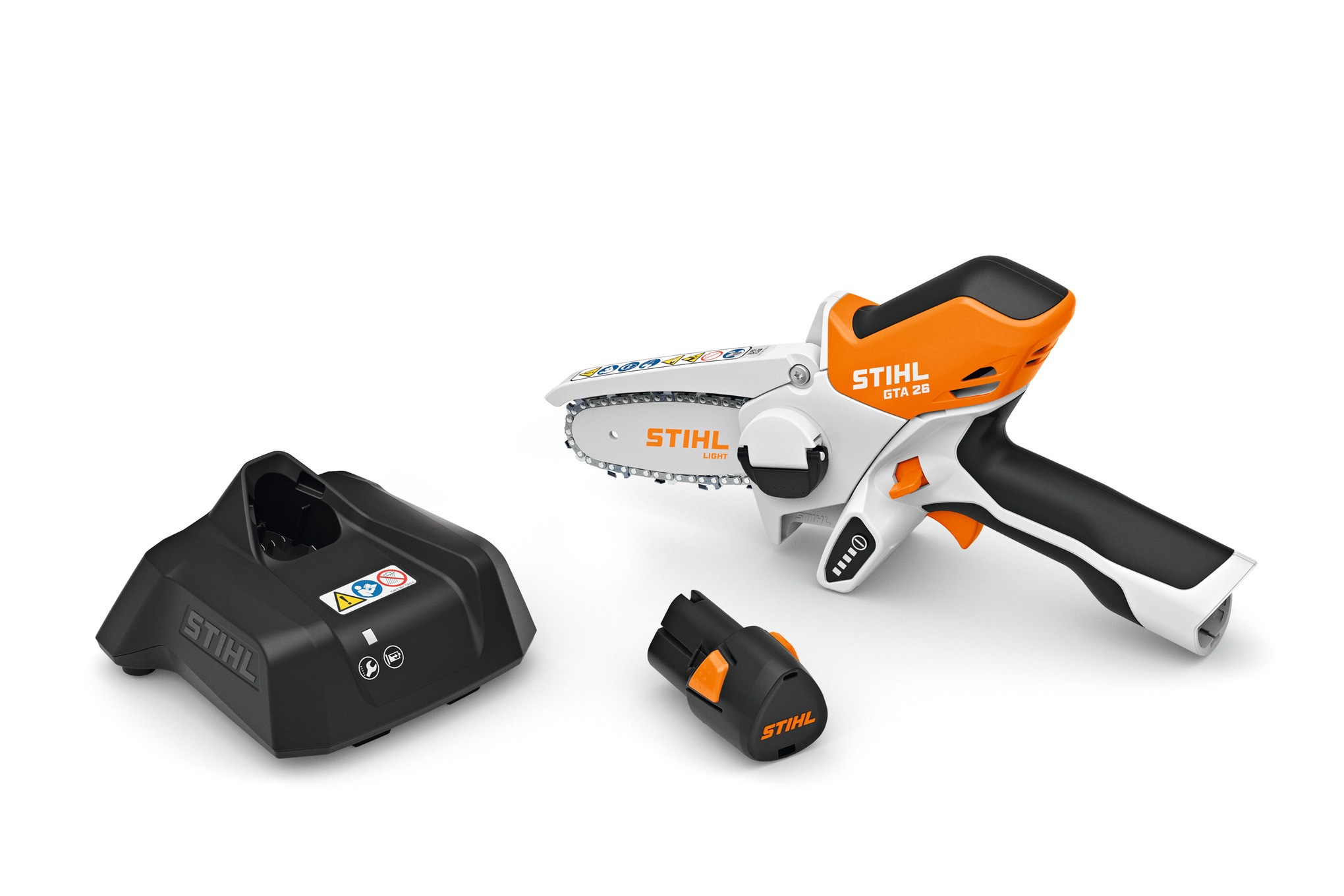 STIHL GTA 26 Motorsäge mit Akku AS 2 und Ladegerät AL 1 auf weißem Hintergrund
