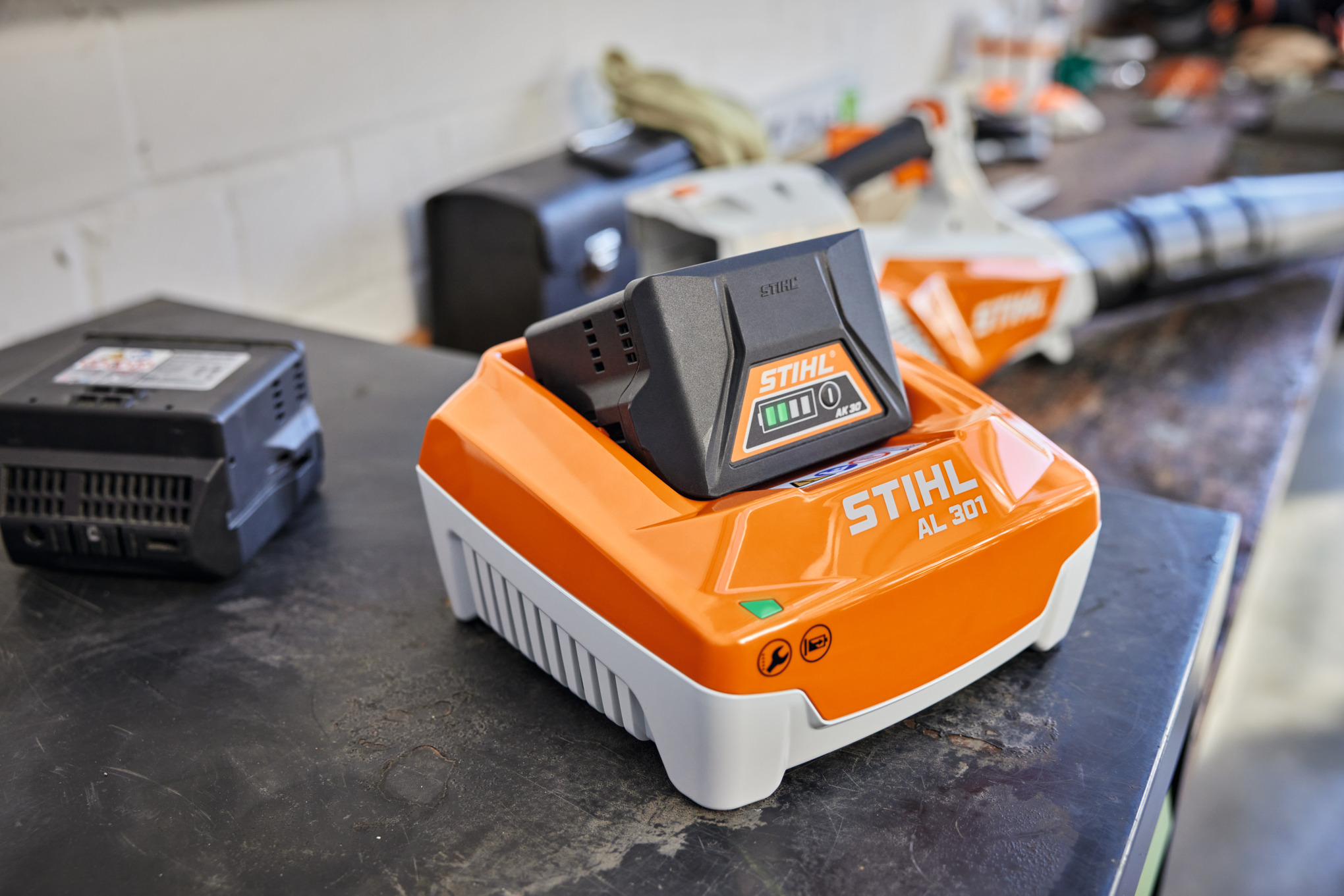 Stihl AL 301 Schnellladegerät auf Werkbank in Werkstatt