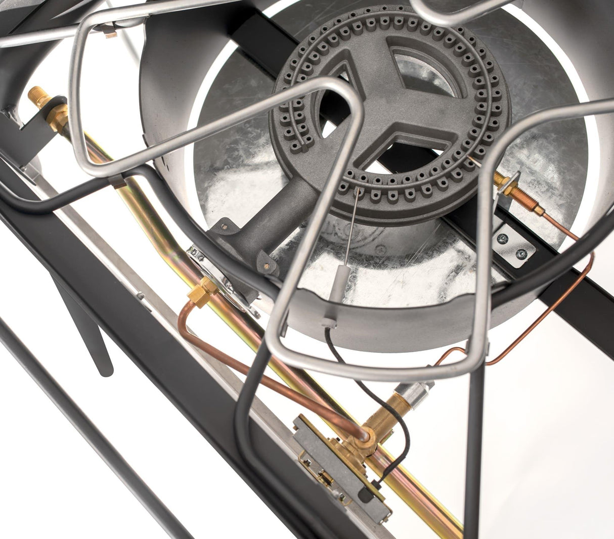 Detailansicht des Petromax Gastisches ge45-s mit Einzelbrenner und Gasleitungen