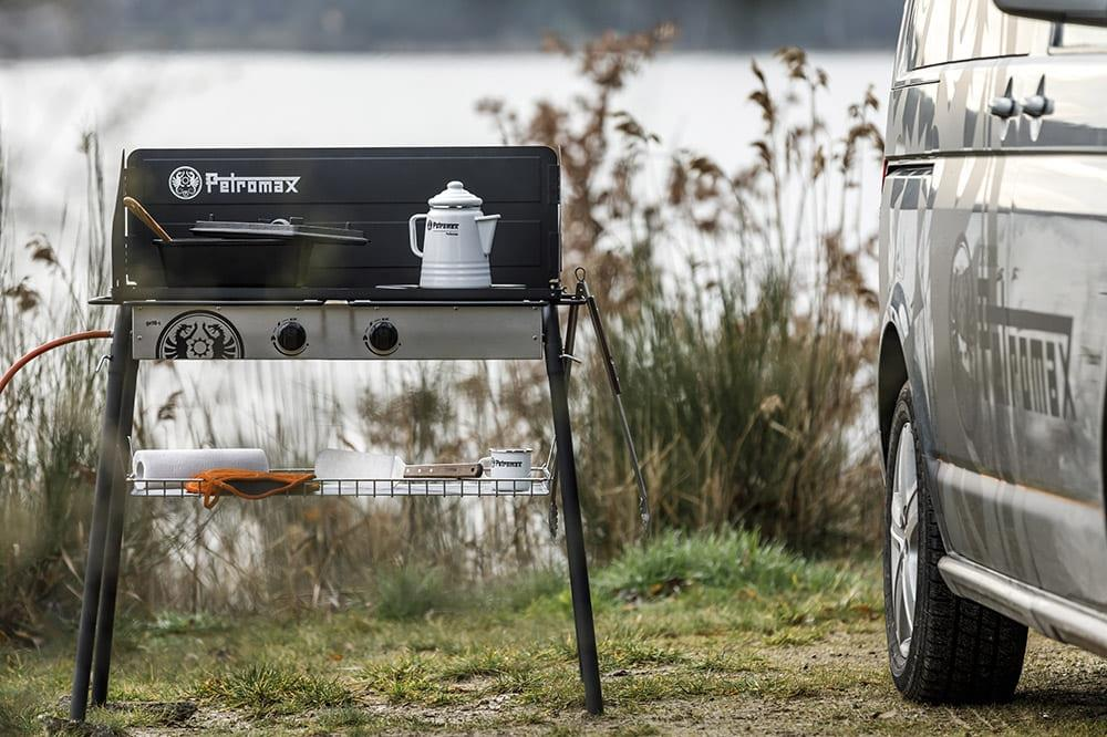 Petromax Gastisch ge45-s im Einsatz neben einem Van am Seeufer