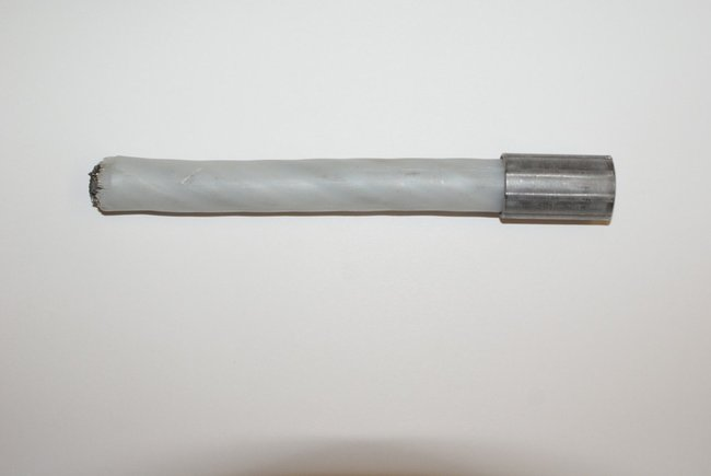 Remarc Drahtzopf mit Kunststoffummantelung und Metallhülse auf hellem Hintergrund