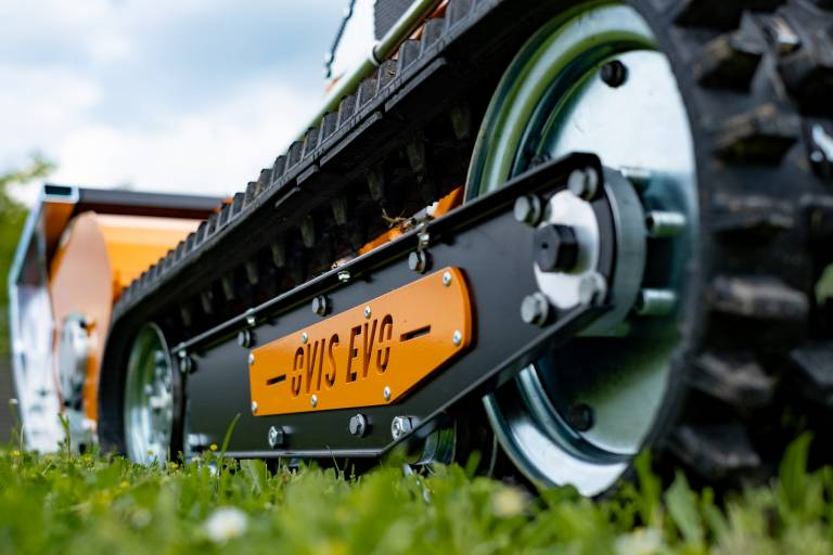 Nahaufnahme des AS 1000 Ovis EVO RC Mähers auf einer Wiese