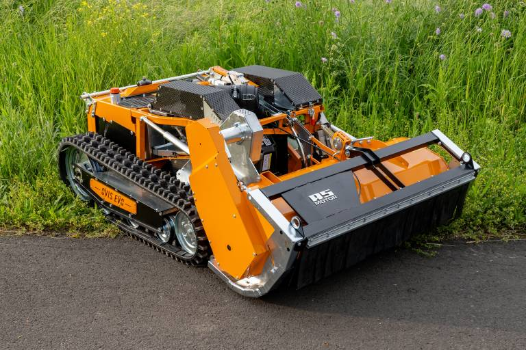 Ferngesteuerter Mäher AS 1000 Ovis EVO RC auf einem Weg neben einer Wiese