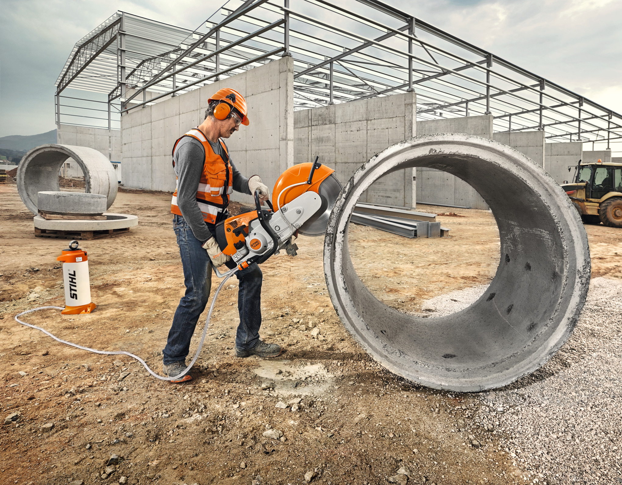 Arbeiter verwendet STIHL TS 800 Trennschleifer auf Baustelle