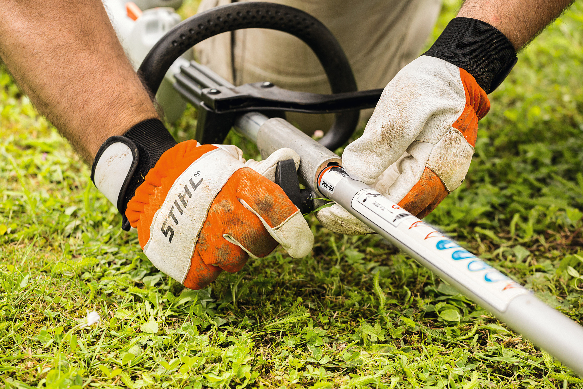Person verwendet STIHL KM 56 RC-E KombiMotor im Garten