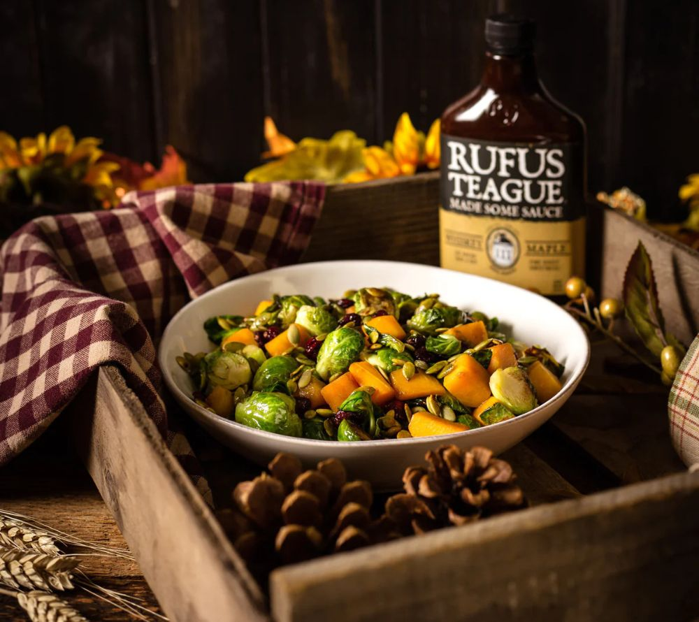 Herbstlicher Gemüsesalat mit Rufus Teague Whiskey Maple BBQ Sauce auf rustikalem Holztisch