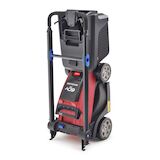 Toro eL36PST Akku-Rasenmäher in aufrechter Lagerung mit rotem und schwarzem Design